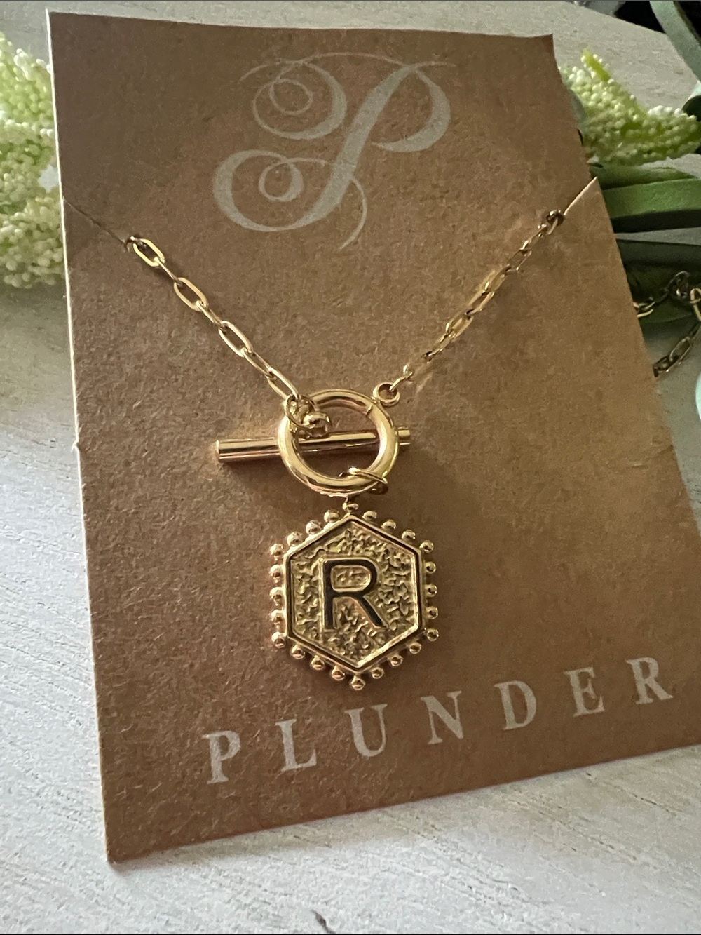 Plunder “R” necklace gold tone